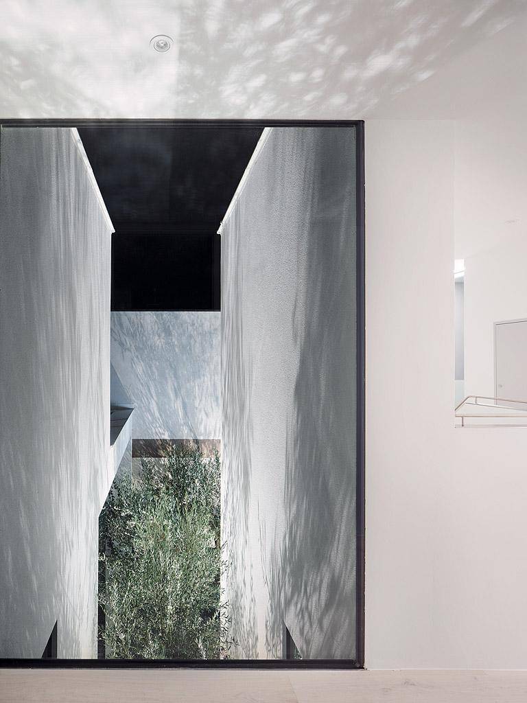 Moderner Treppenaufgang mit minimalistischem Design und interessanten Licht- und Schatteneffekten durch die Architektur.