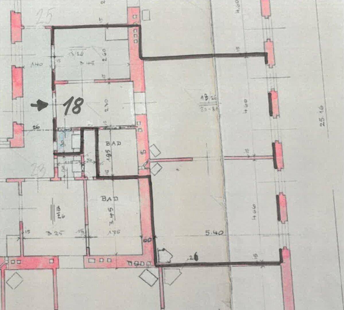 Grundrissplan zeigt die Aufteilung einer Wohnung mit zwei Bädern.