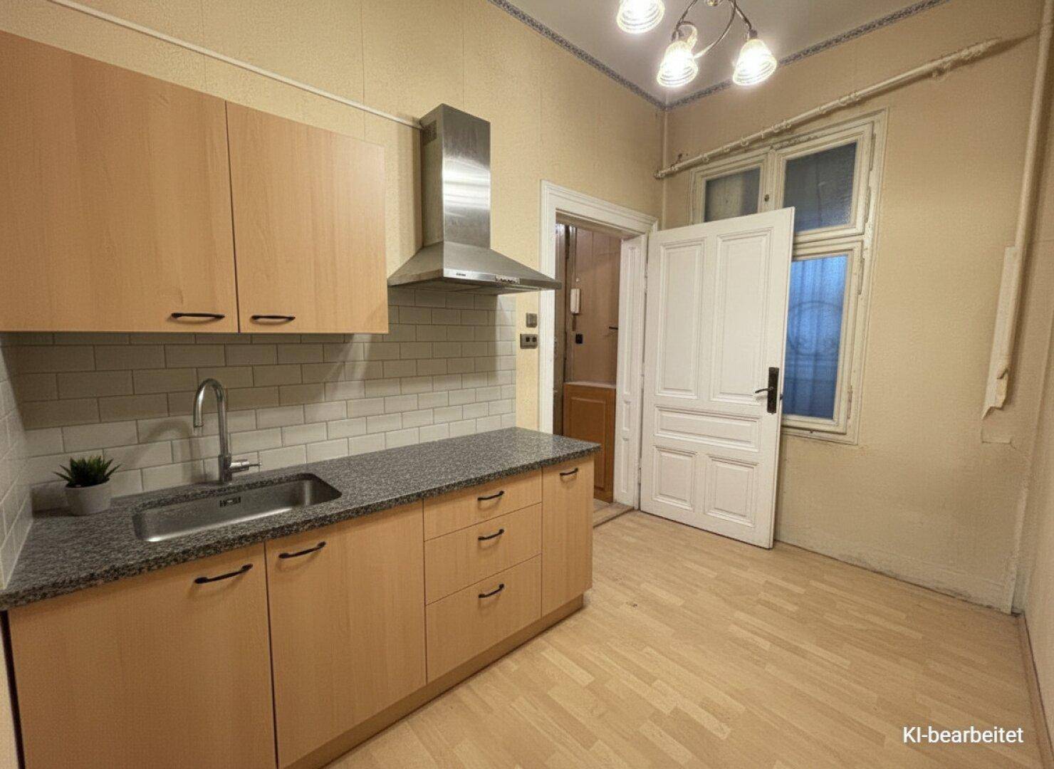 Küche mit Holzschränken, Granitarbeitsplatte und Fliesenboden, bereit zur Renovierung.