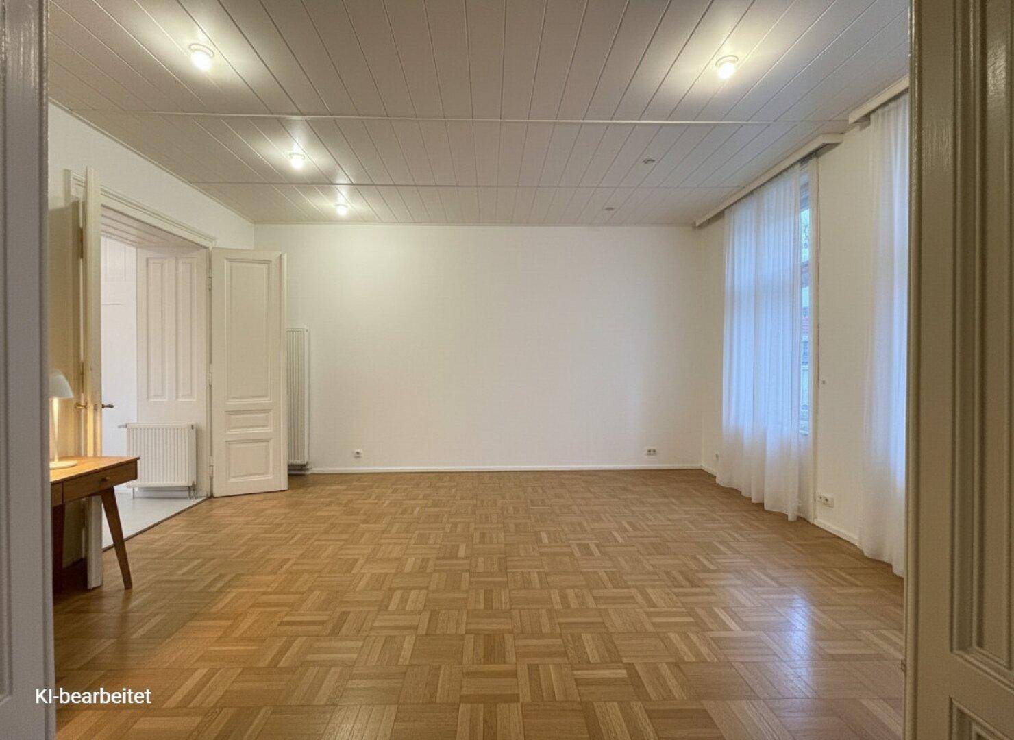 Helles Wohnzimmer mit weißer Deckenverkleidung, Parkettboden und großen Fenstern.