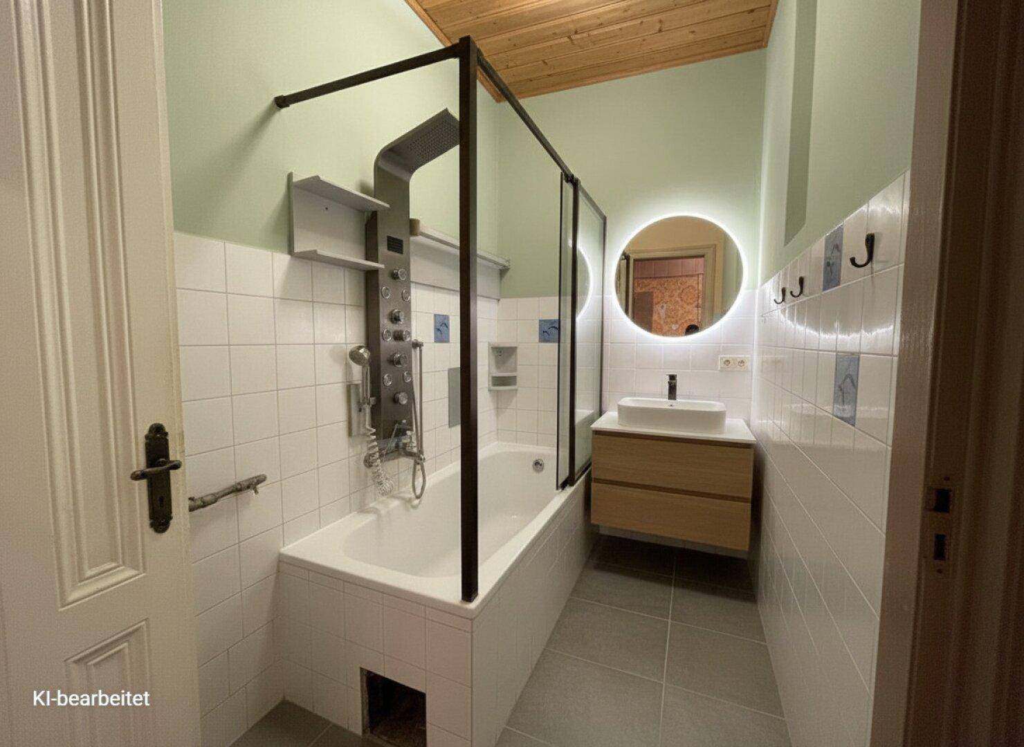 Modernes Badezimmer mit Badewanne, Duschsystem und beleuchtetem Spiegel.