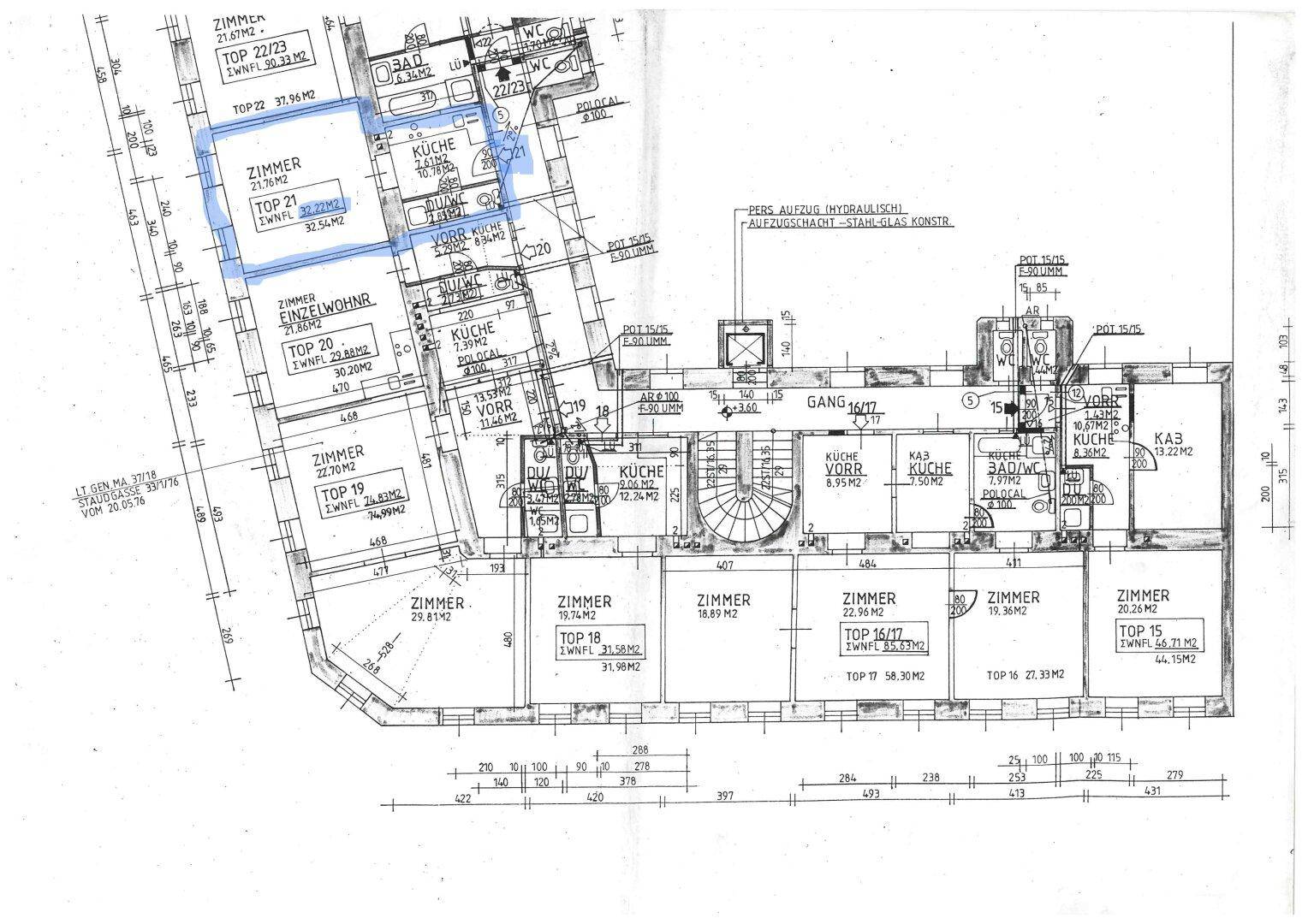 Detaillierter Grundrissplan mit verschiedenen Zimmern und deren Flächenangaben, inklusive Treppenhaus und Fluren.