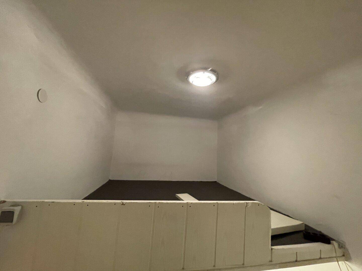 Der obere Bereich einer Loft-Struktur, ideal als Schlaf- oder zusätzlicher Stauraum.