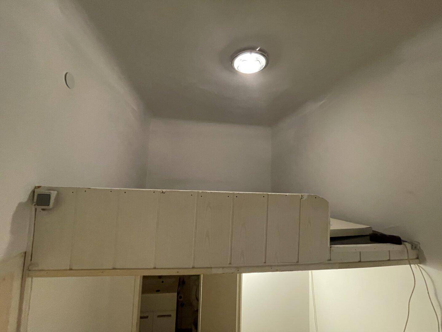 Der obere Bereich einer Loft-Struktur, bietet zusätzlichen Platz in diesem kleinen Raum.