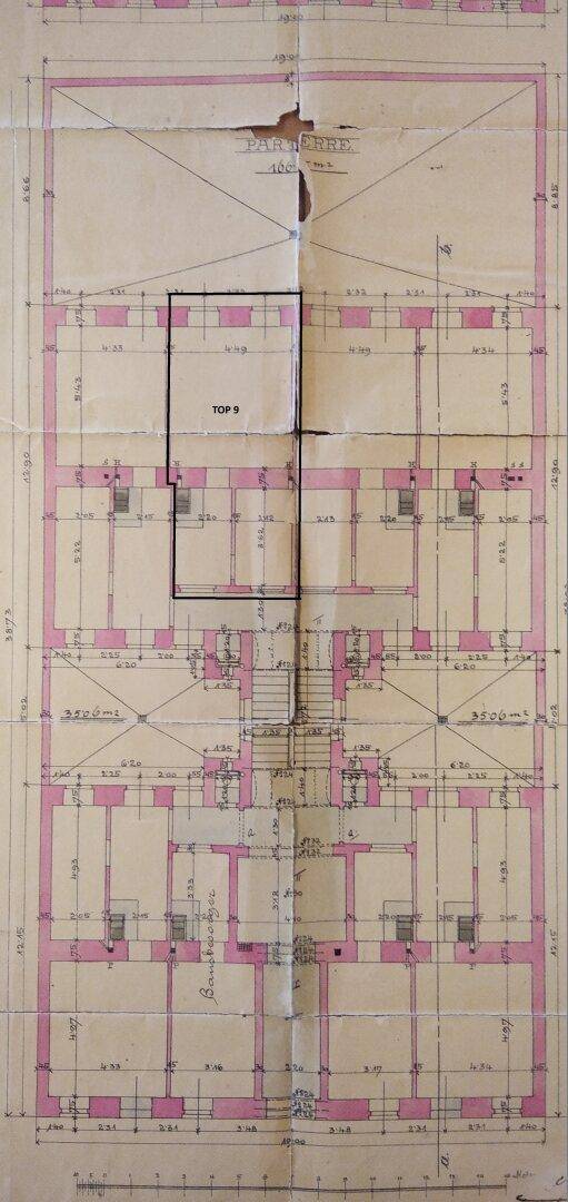 Historischer Grundriss eines Mehrfamilienhauses mit mehreren Wohneinheiten und detaillierter Raumaufteilung.