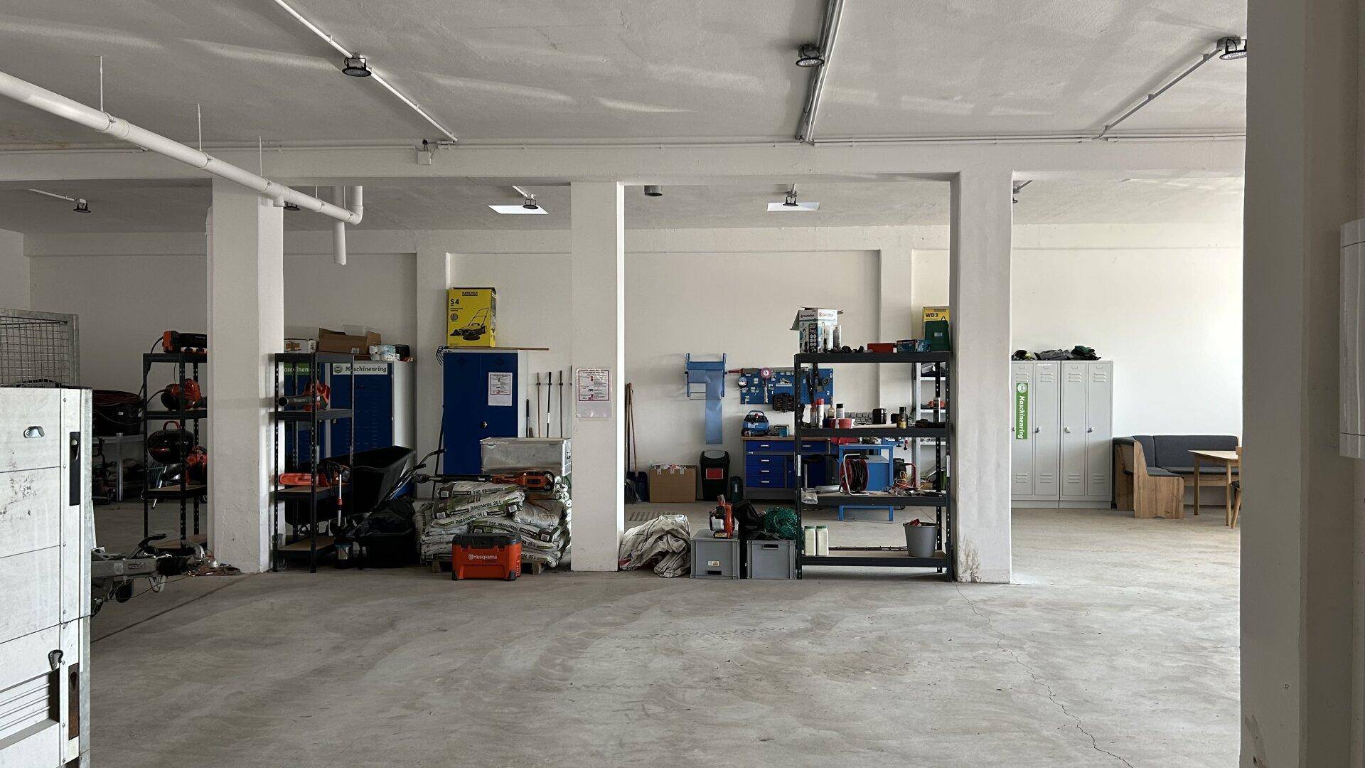Heller Werkstattbereich mit mehreren Regalen, Werkzeugen und Schränken, ideal für handwerkliche Tätigkeiten.