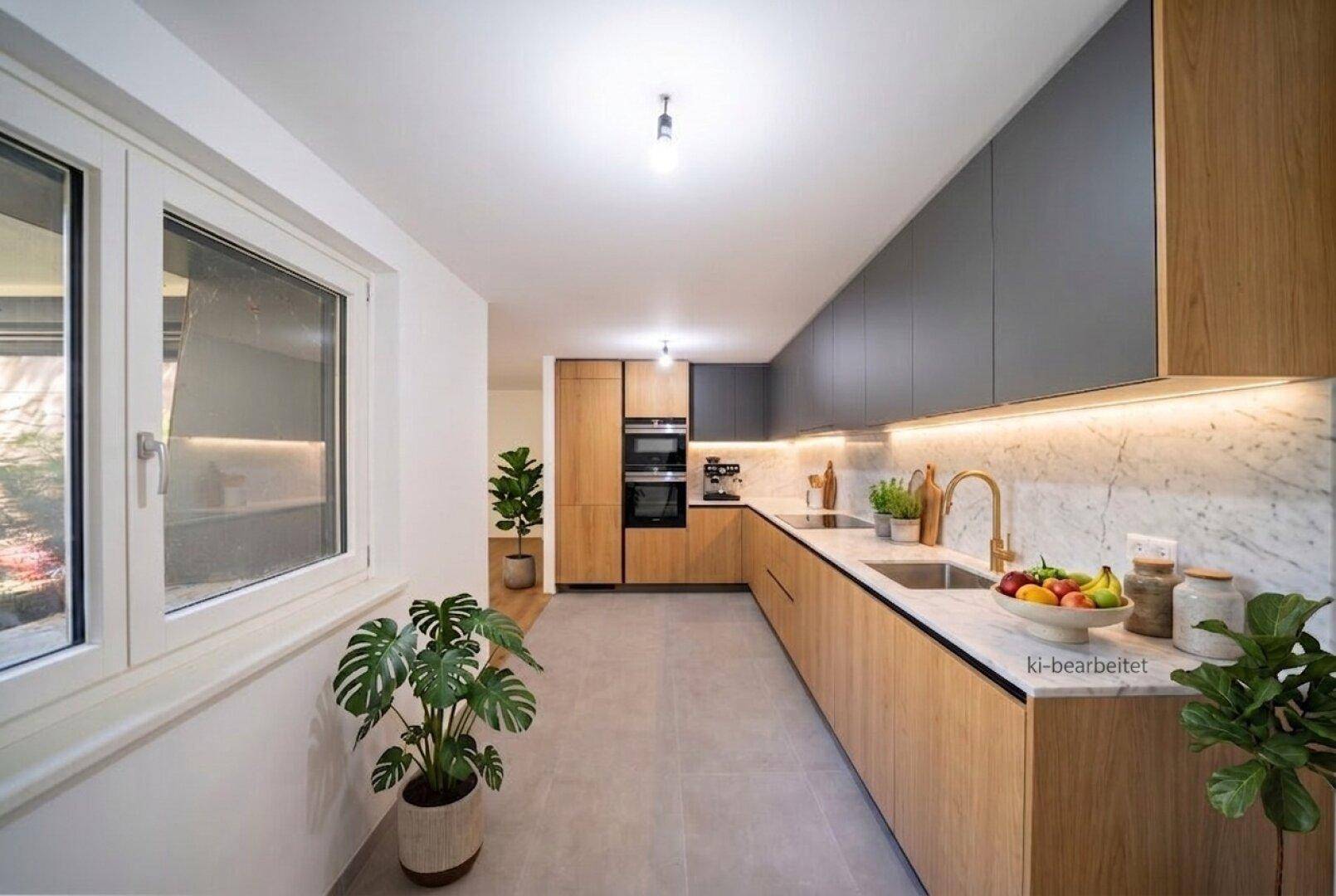 Moderne Einbauküche mit Holz- und Graufarben, Marmor-Arbeitsplatte und integrierten Geräten.