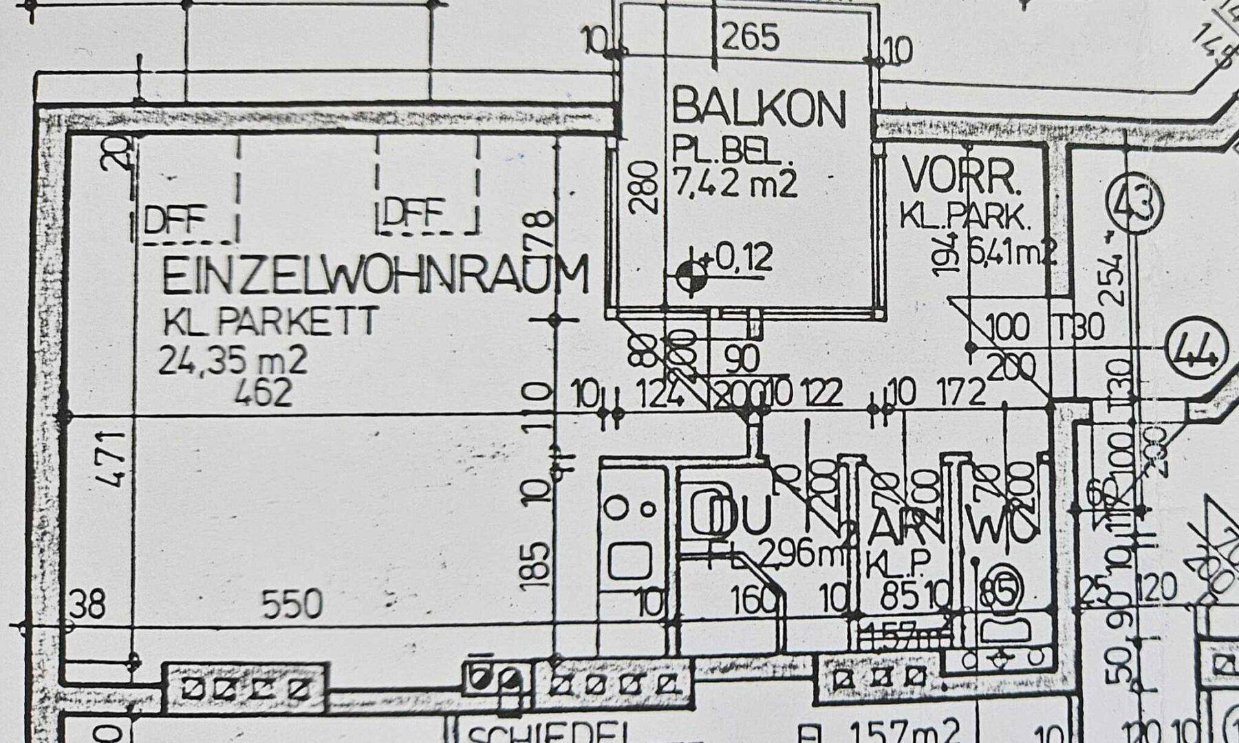 Detaillierter Grundriss mit Raumaufteilung und Bemaßungen für eine Wohneinheit.