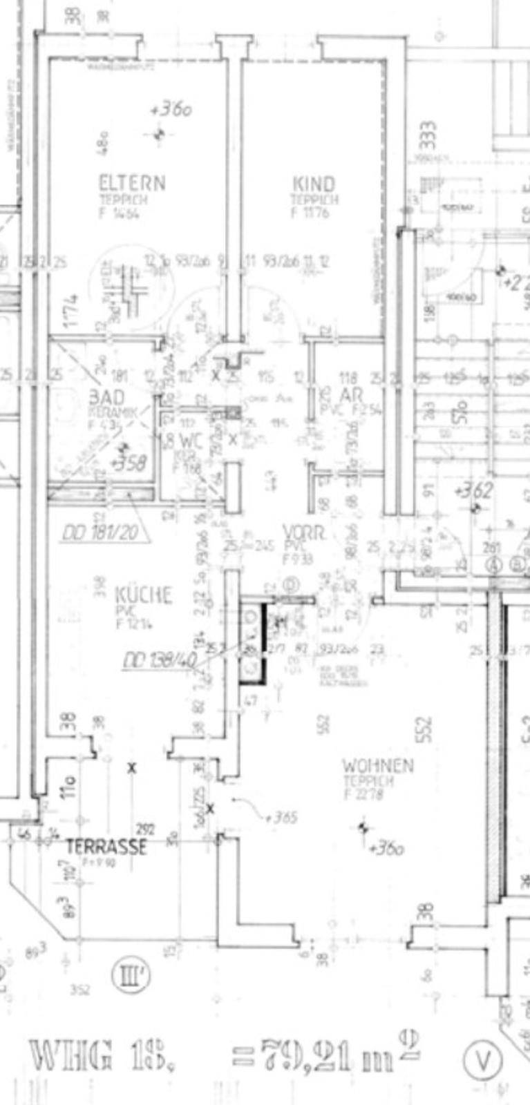 Grundriss einer Wohnung mit Wohnzimmer, Küche, Bad, WC, Eltern- und Kinderzimmer sowie Terrasse.