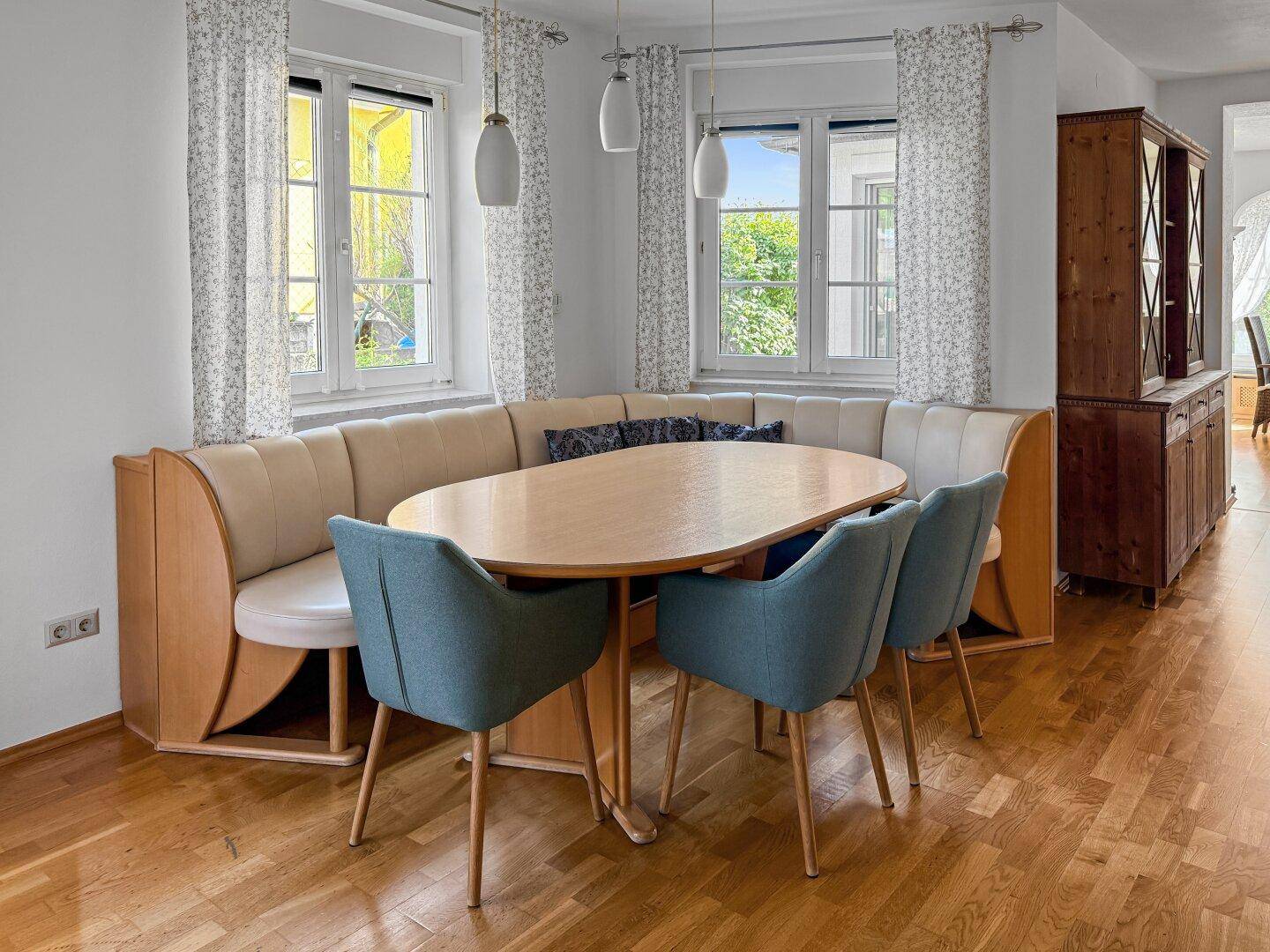 Gemütlicher Essbereich mit Eckbank, Holztisch und modernen Stühlen.