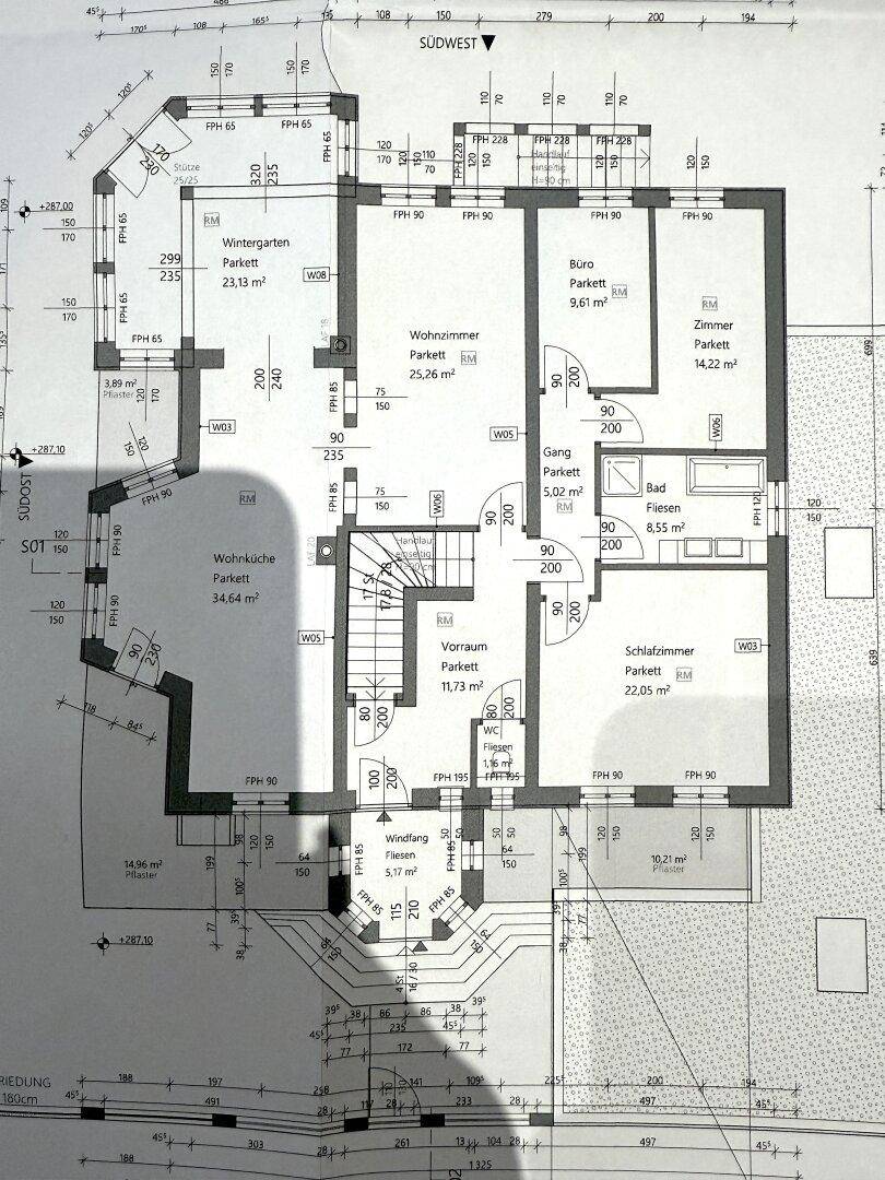 Grundriss des Erdgeschosses mit Wohnküche, Wohnzimmer, Büro, Schlafzimmer und Wintergarten.