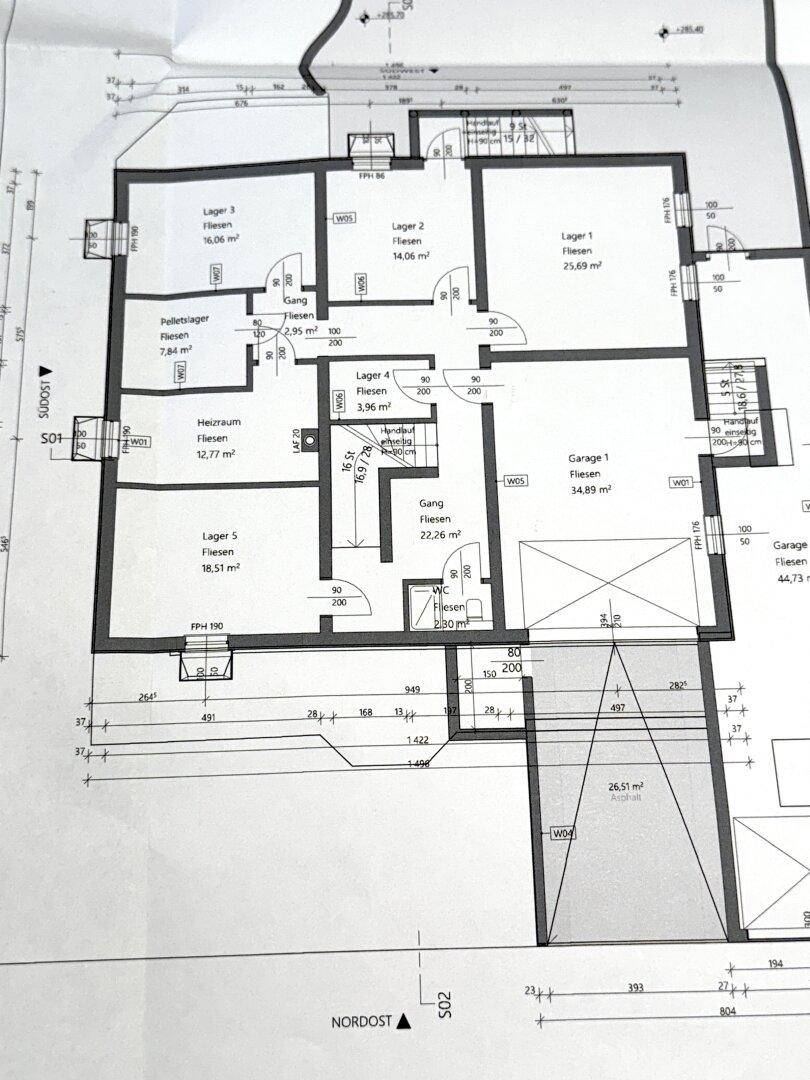 Grundriss des Untergeschosses mit Lagerräumen, Heizraum, Garage und separatem WC.