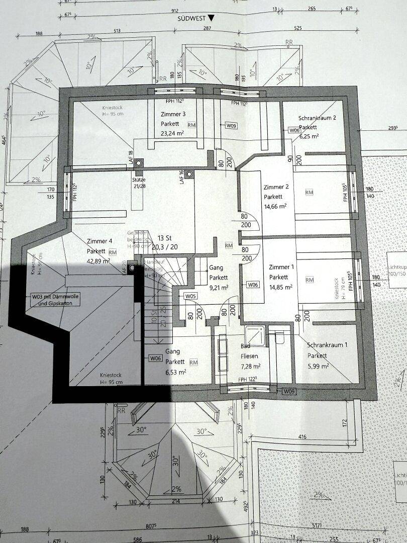 Grundriss des Obergeschosses mit mehreren Zimmern, Schrankräumen und einem Badezimmer.