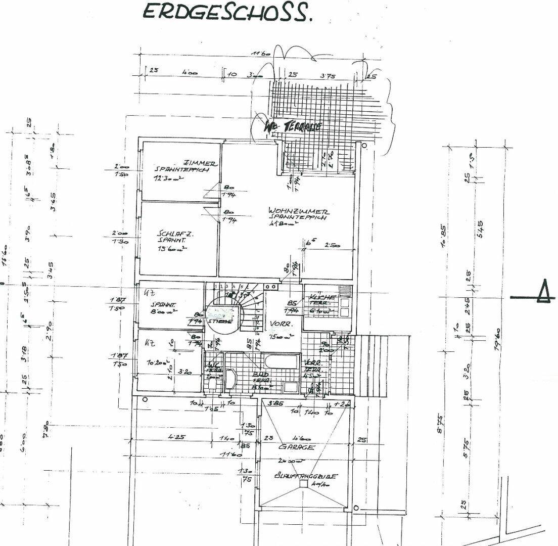 Grundriss des Erdgeschosses mit Zimmern, Wohnzimmer und Garage.