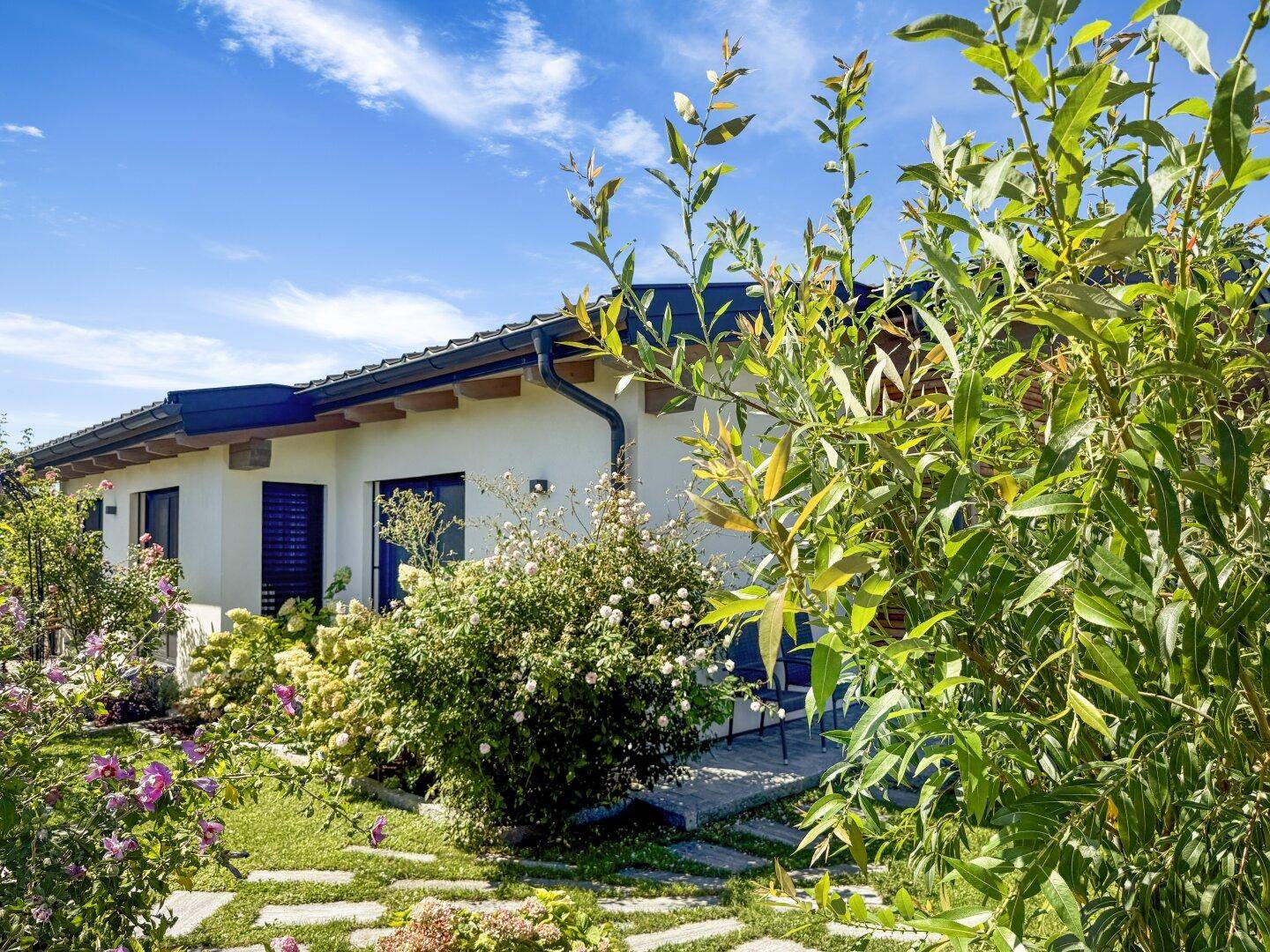 Gesund Wohnen: Moderner Massivholz-Bungalow mit 135 m² Wohnfläche, Gartenparadies &amp; High-End-Technik - Ansicht 3