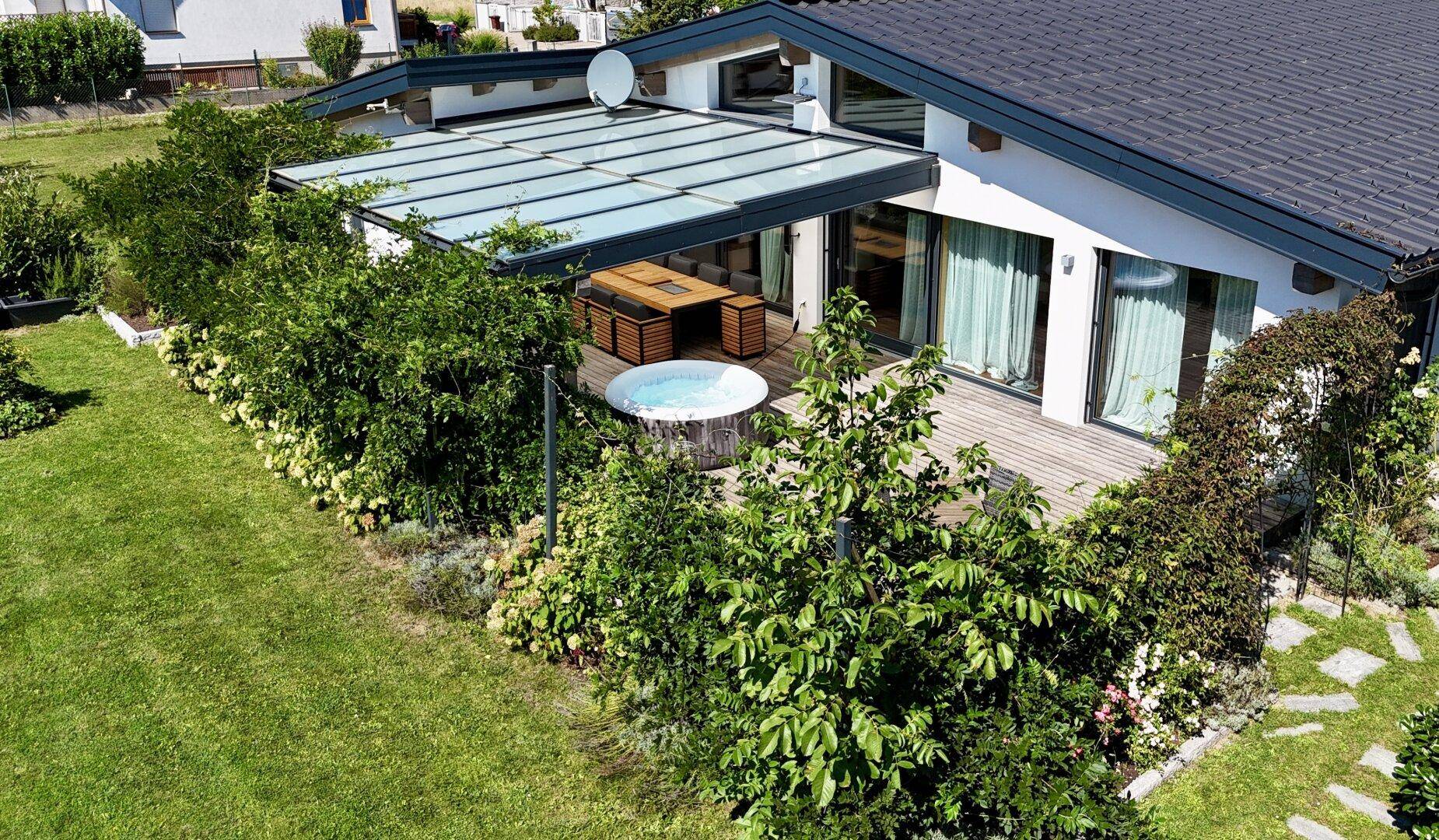 Gesund Wohnen: Moderner Massivholz-Bungalow mit 135 m² Wohnfläche, Gartenparadies &amp; High-End-Technik - Ansicht 2