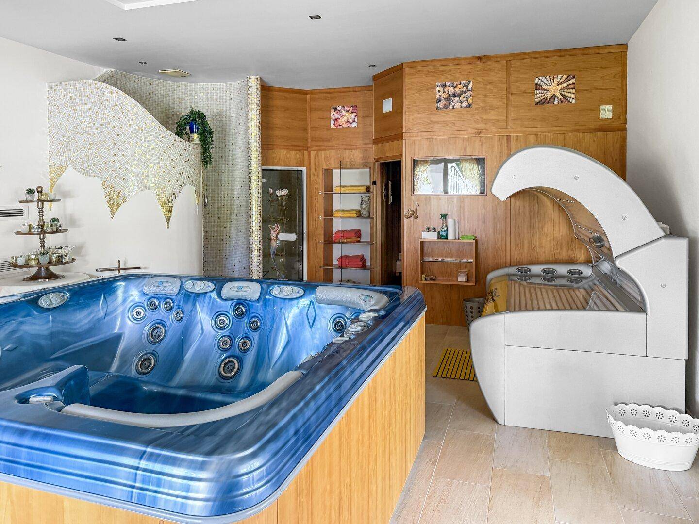 Exklusiver Wellnessbereich mit Whirlpool, Sauna und Dampfdusche.
