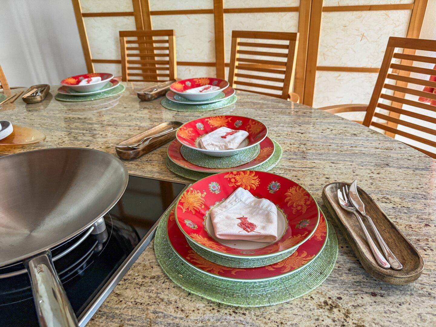 Nahaufnahme der gedeckten Kochinsel mit Granitoberfläche und integriertem Kochfeld.