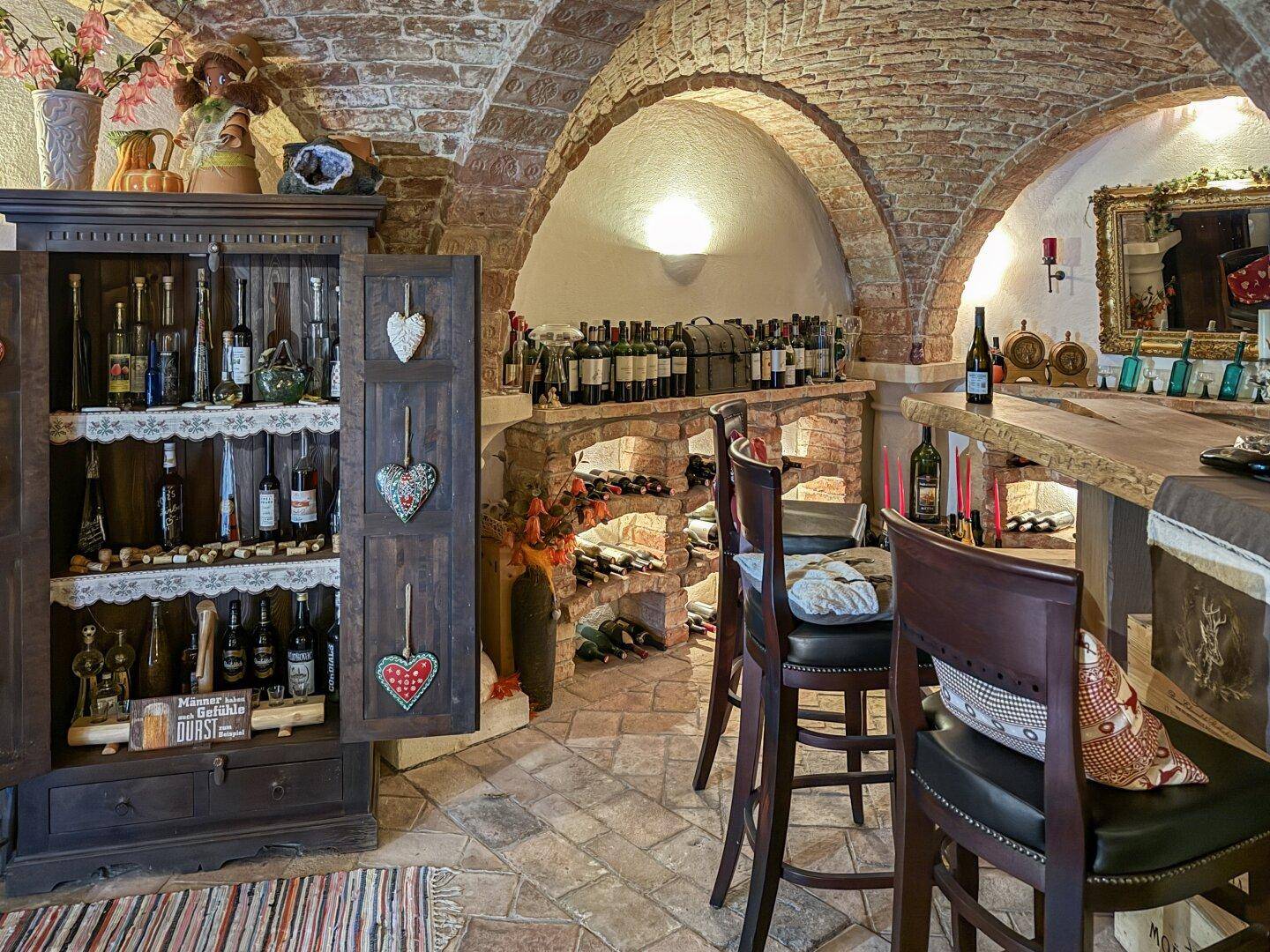 Weinkeller mit Bar, Ziegelgewölben und umfangreicher Weinsammlung.