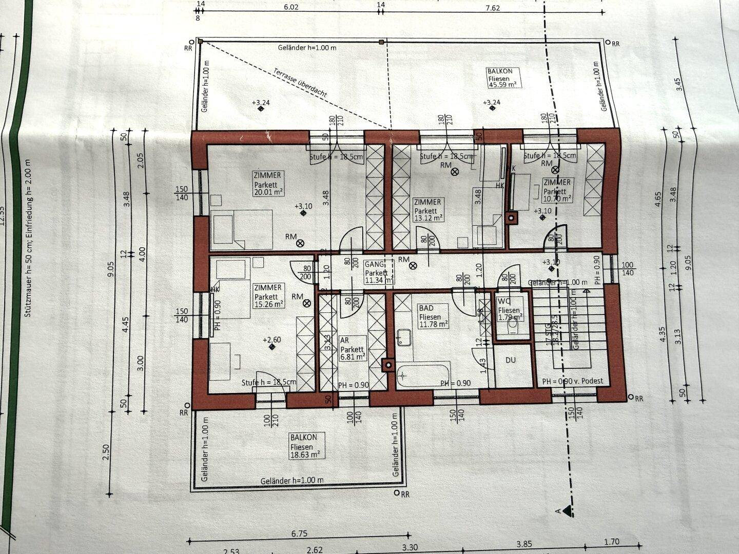 Grundriss des Obergeschosses mit Schlafzimmern, Bad und Balkonen.