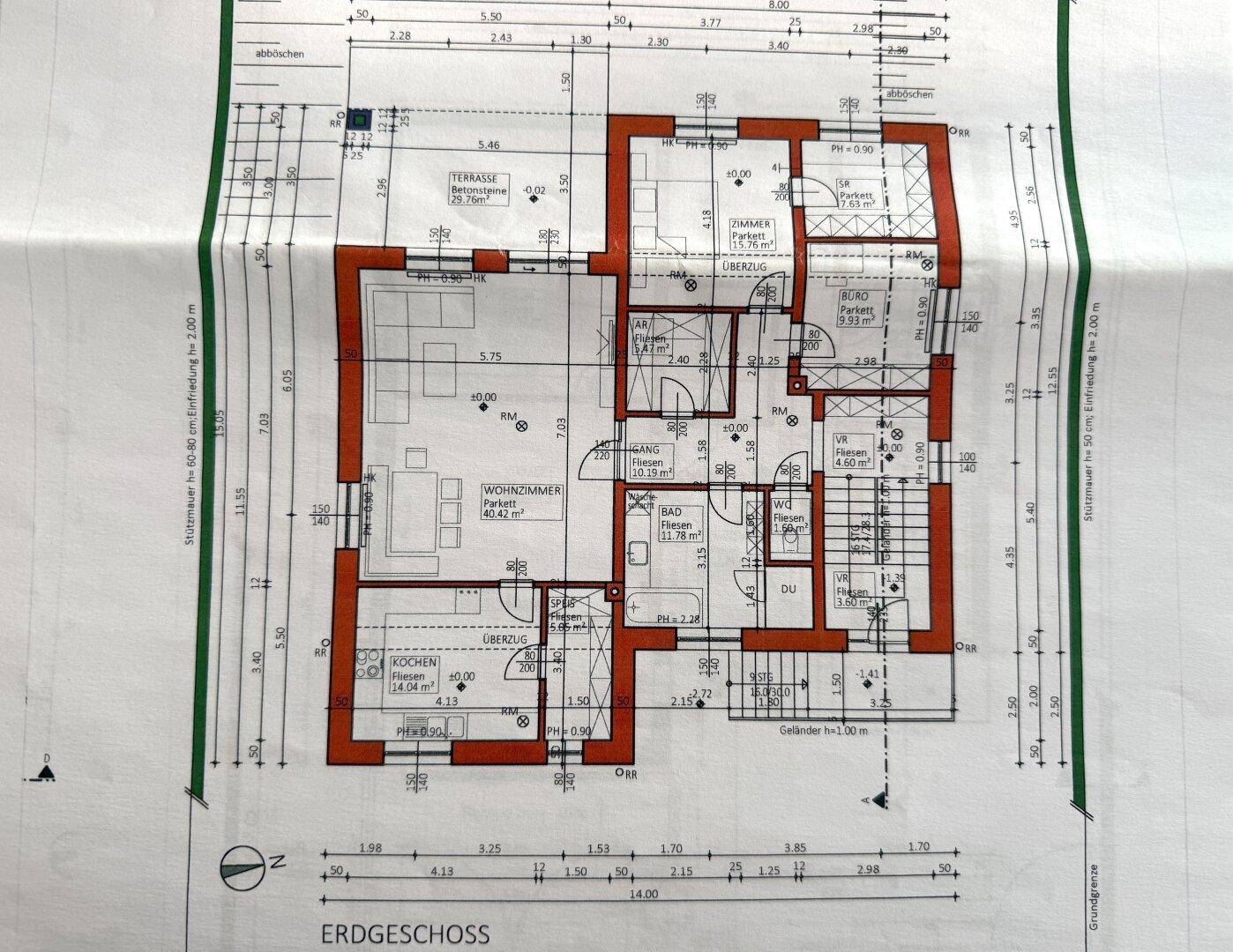 Grundriss des Erdgeschosses mit Wohnzimmer, Küche und Terrasse.
