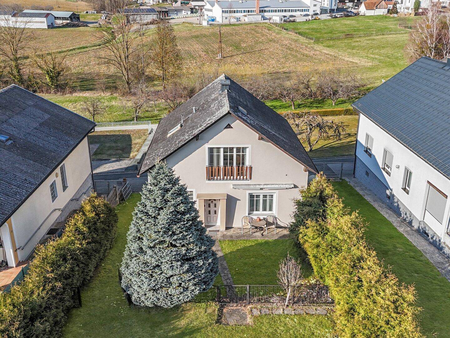 Einfamilienhaus mit unverbaubarem Ausblick inklusive Baugrundstück - Ansicht 2