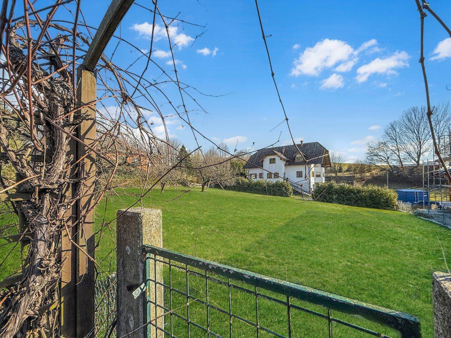 Einfamilienhaus mit unverbaubarem Ausblick inklusive Baugrundstück - Ansicht 5