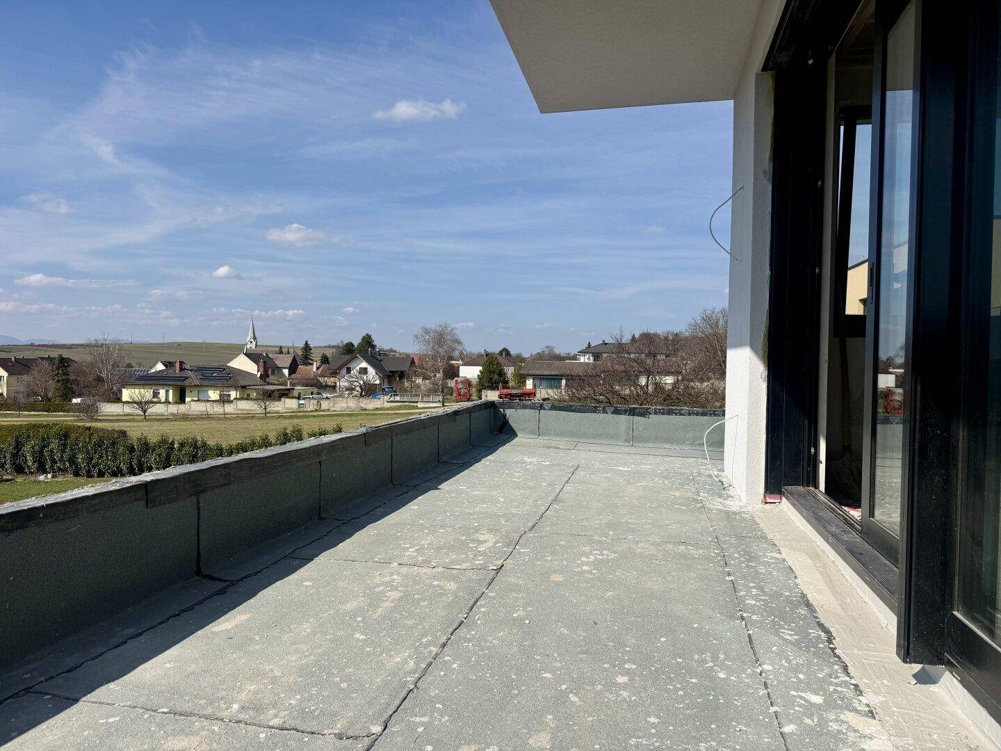 Unfertige Dachterrasse mit weitem Blick über die ländliche Umgebung.