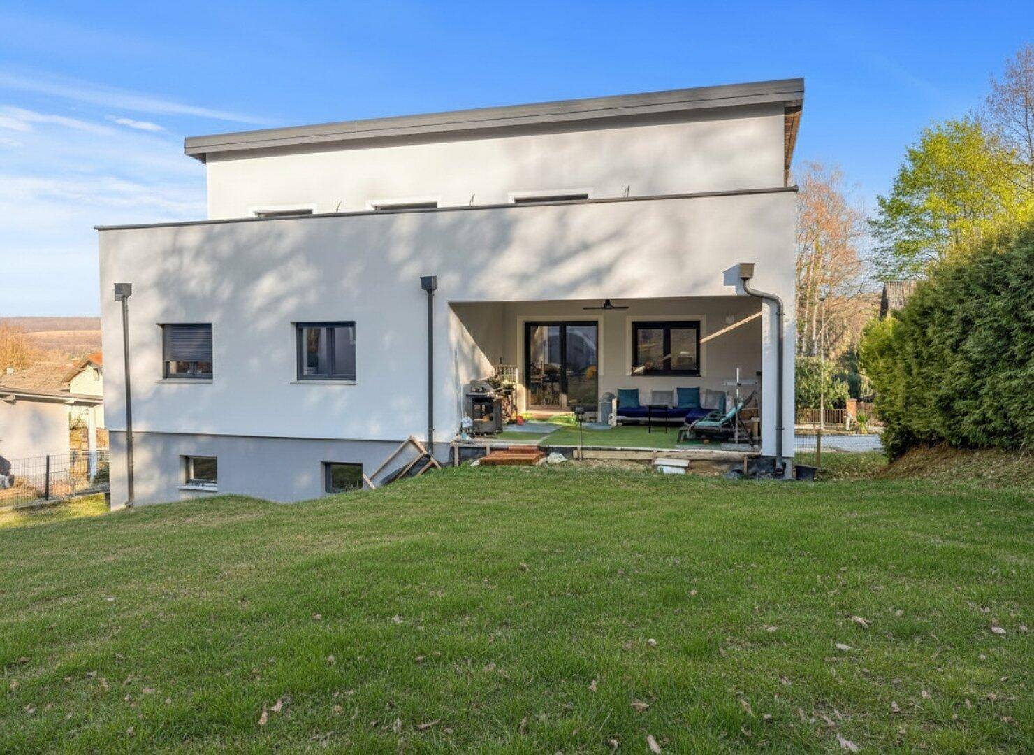 Geräumige Terrasse mit Sitzgelegenheiten und direktem Zugang zum Gartenbereich.