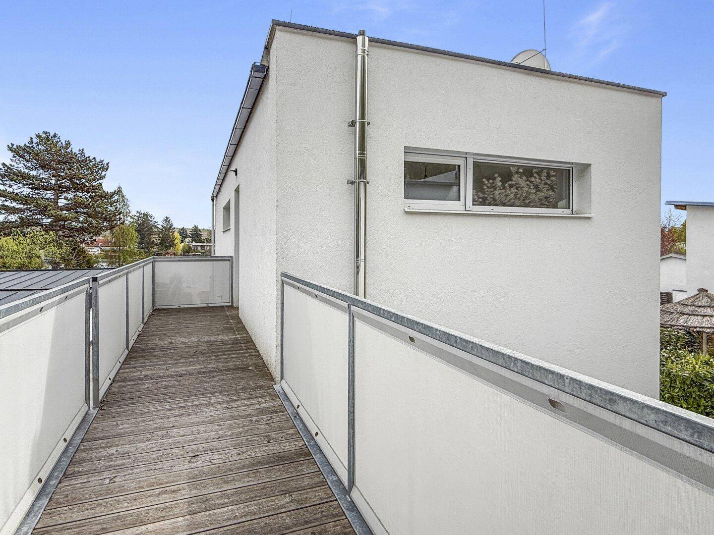 Außenbereich mit modernem Gebäude und einem erhöhten Übergang.