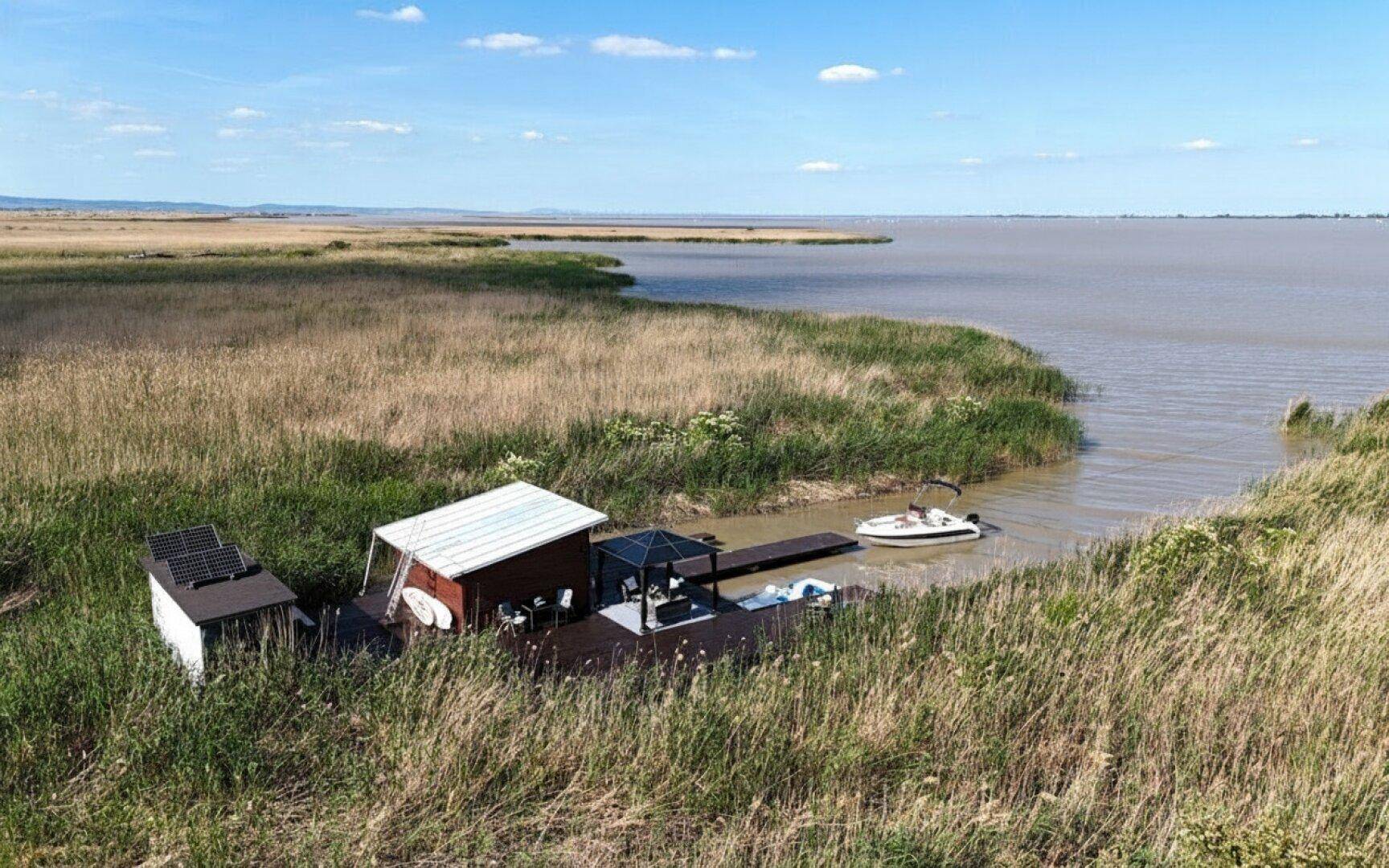 Malerische Luftaufnahme des Anwesens, umgeben von unberührter Natur und weitem See.