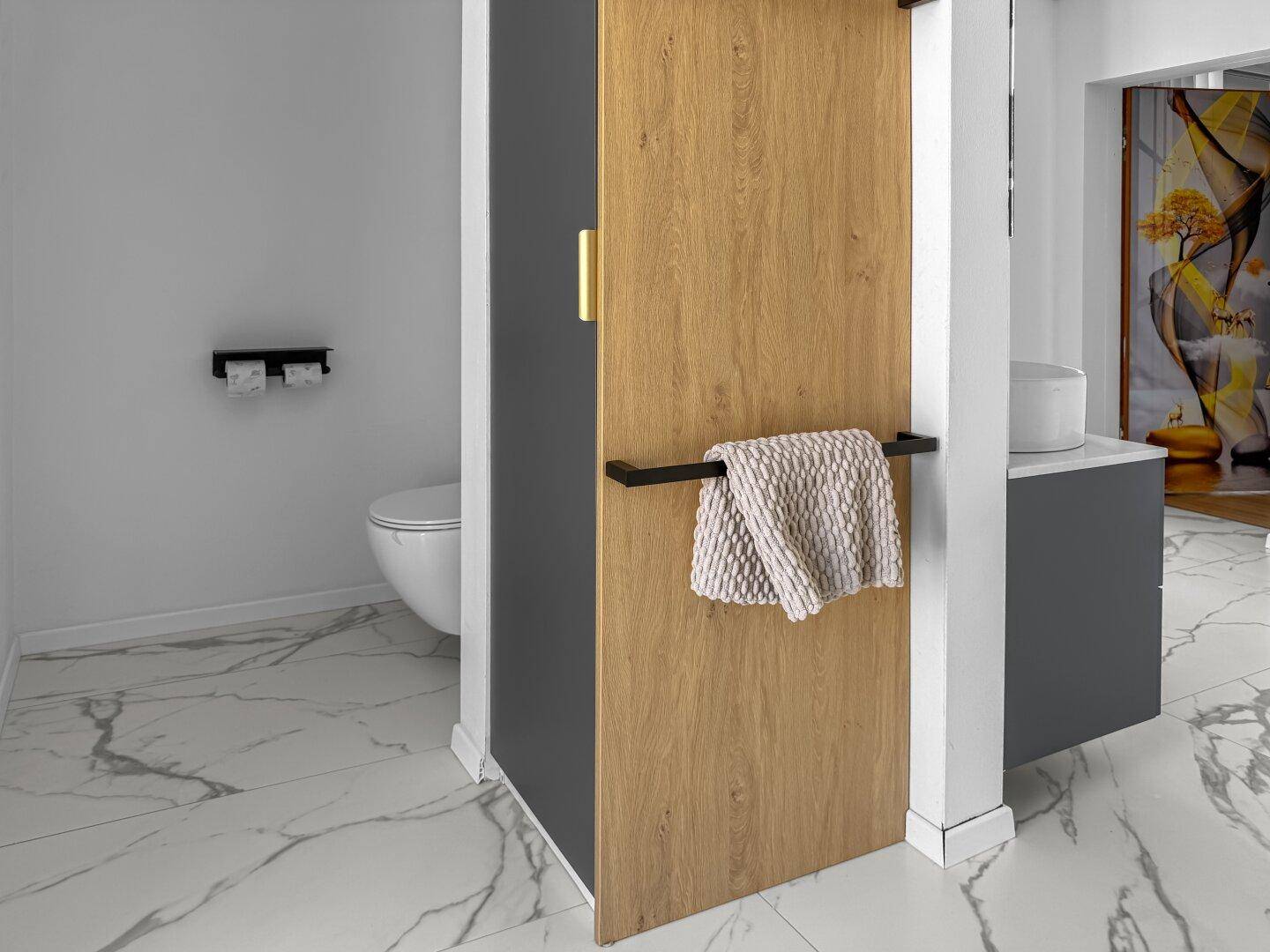 Modernes Badezimmer mit Wand-WC, stilvoller Holztrennwand und Marmoroptik-Fliesen.