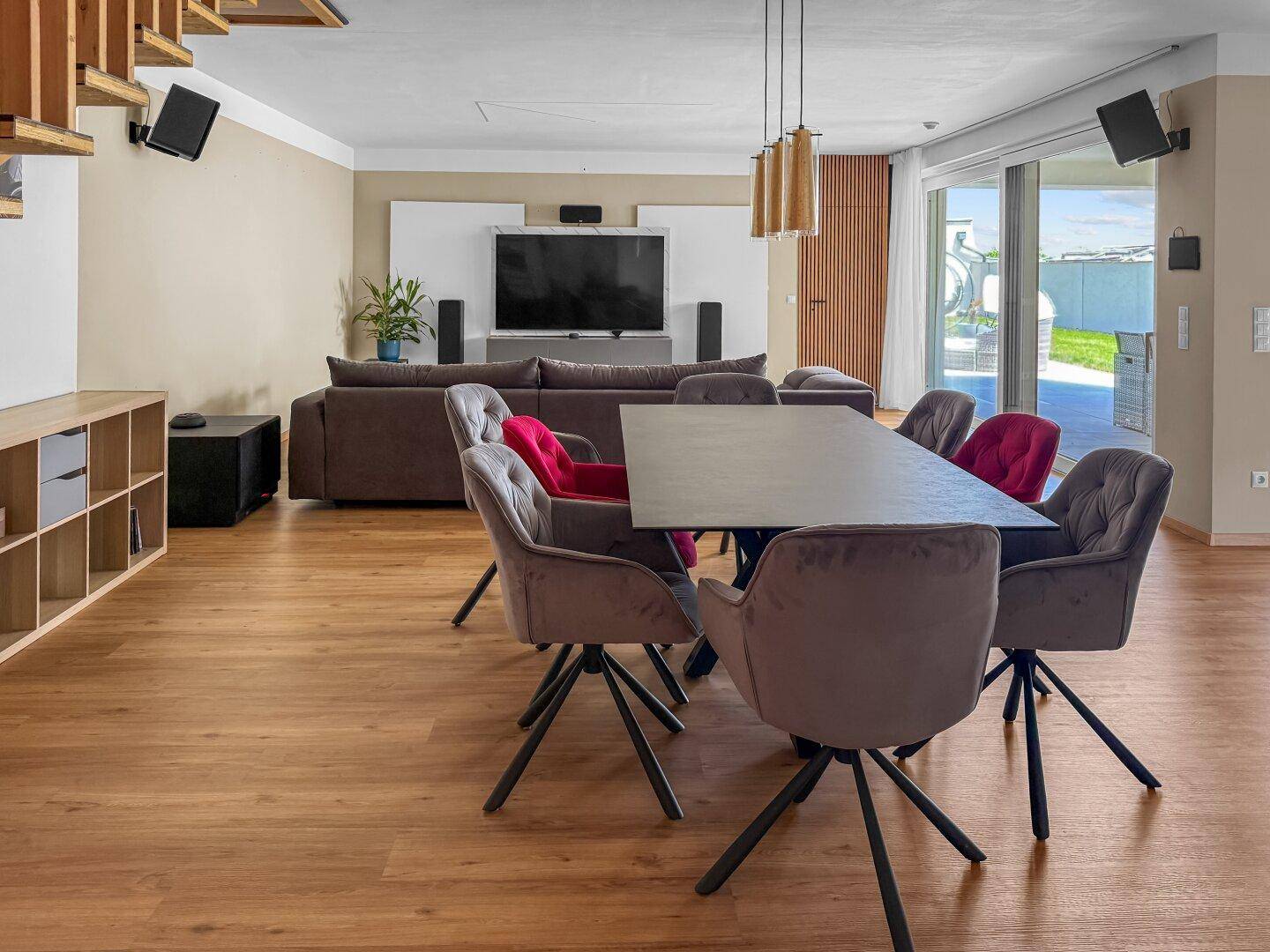 Geräumiger Essbereich mit modernem Tisch und Stühlen, angrenzend an den Wohnbereich mit Terrassenzugang.