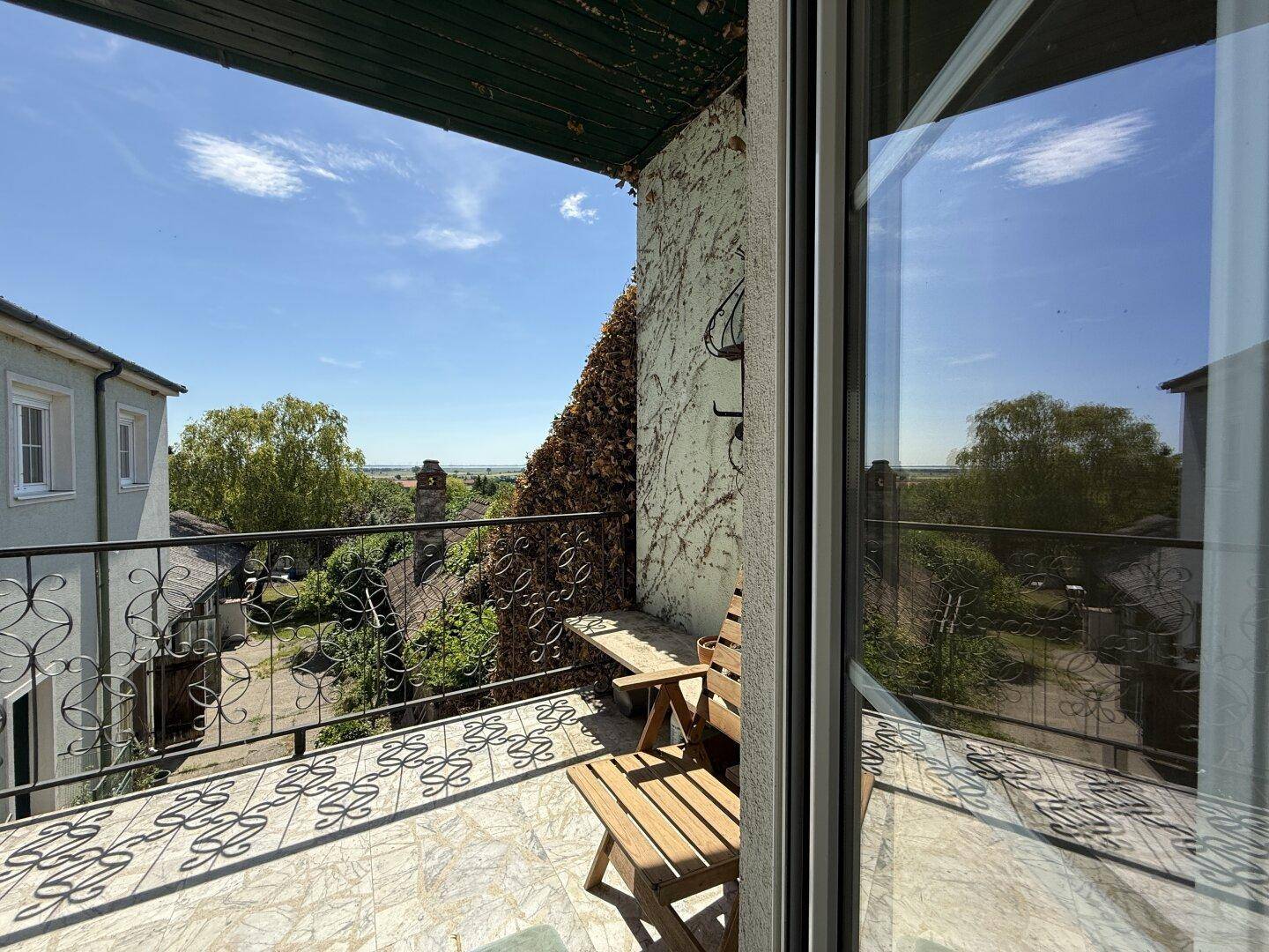 Geräumiger Balkon mit Sitzgelegenheiten und weitem Blick über die Landschaft.