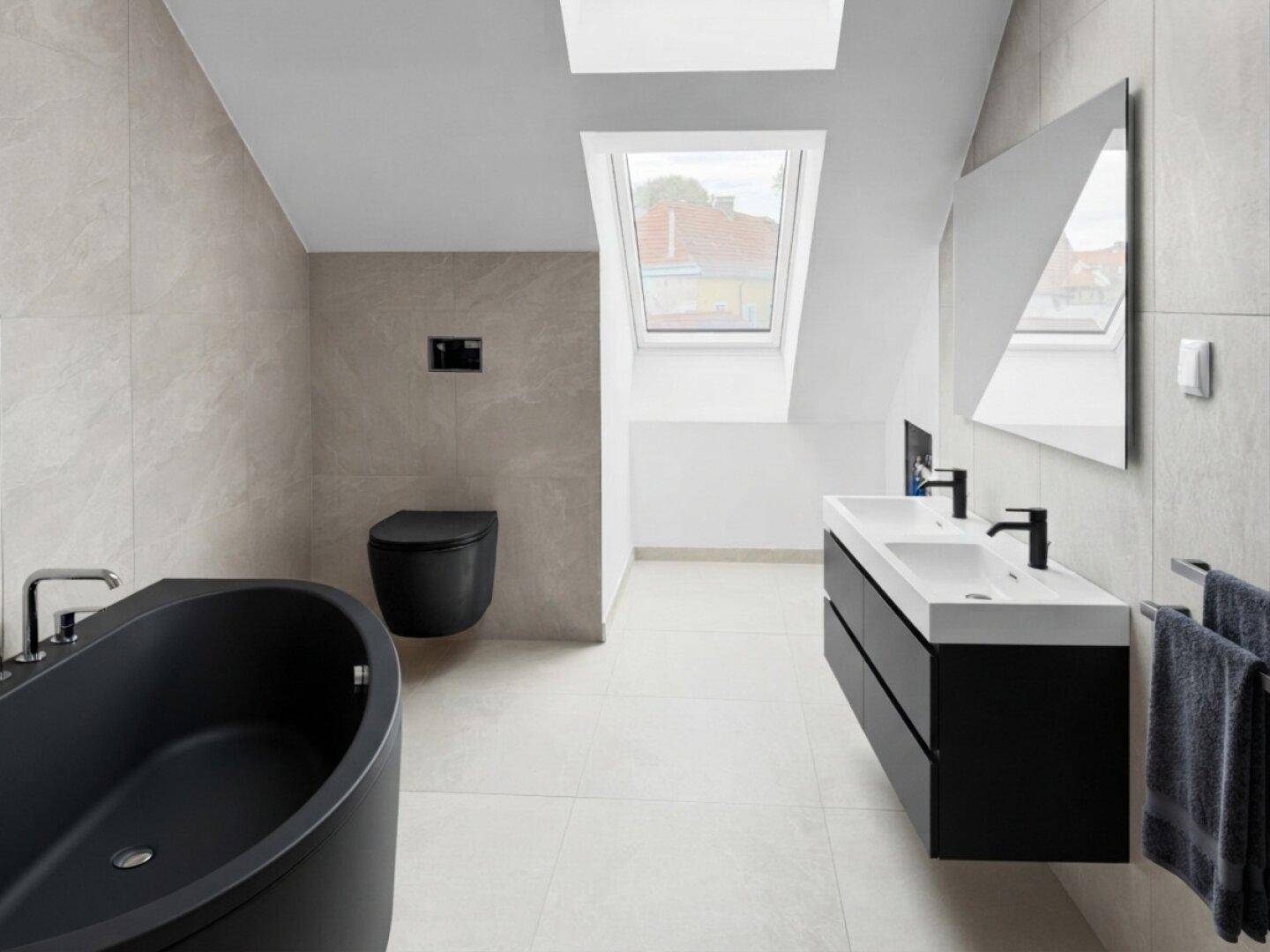 Modernes Badezimmer mit freistehender schwarzer Badewanne, Doppelwaschbecken und Dachfenster.