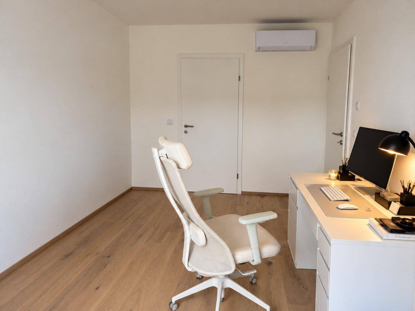 Modernes Heimbüro mit Schreibtisch, ergonomischem Stuhl, Holzfußboden und Klimaanlage.
