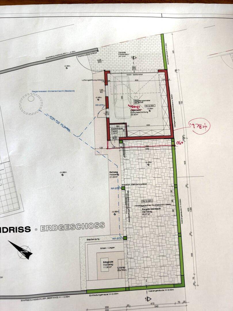 Detailansicht des Erdgeschoss-Grundrisses mit Außenbereich, Einfahrt und Garage.
