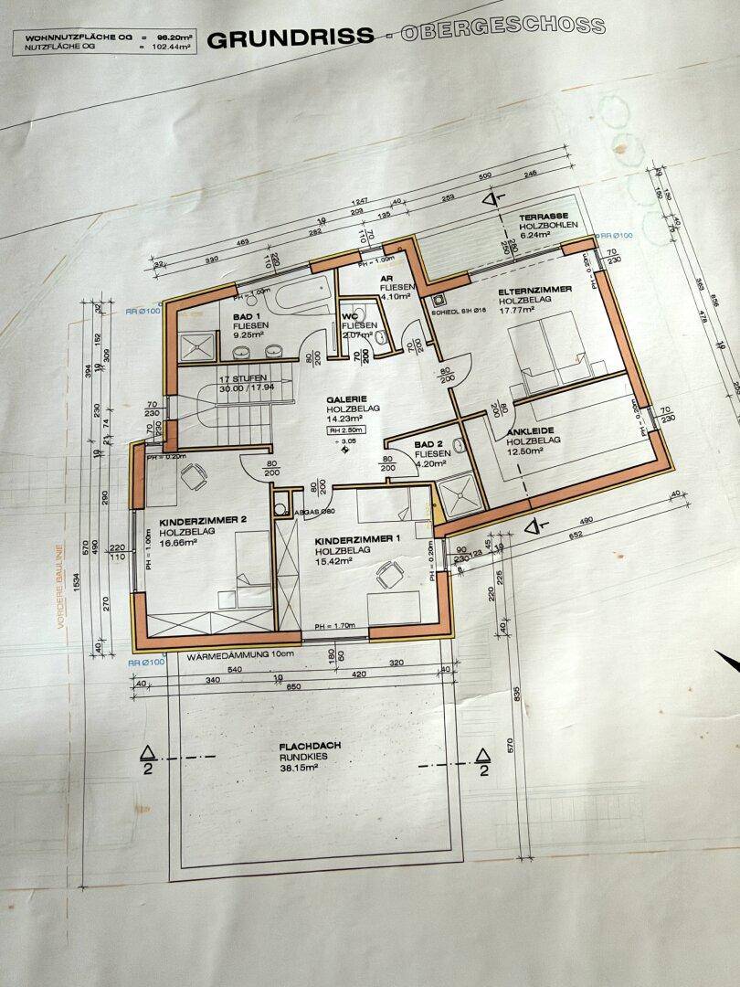 Grundriss des Obergeschosses mit mehreren Schlafzimmern, Bädern und einer Dachterrasse.