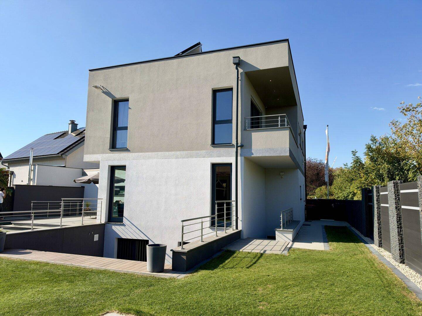 Moderne Villa mit gepflegtem Rasen und stilvoller Architektur.