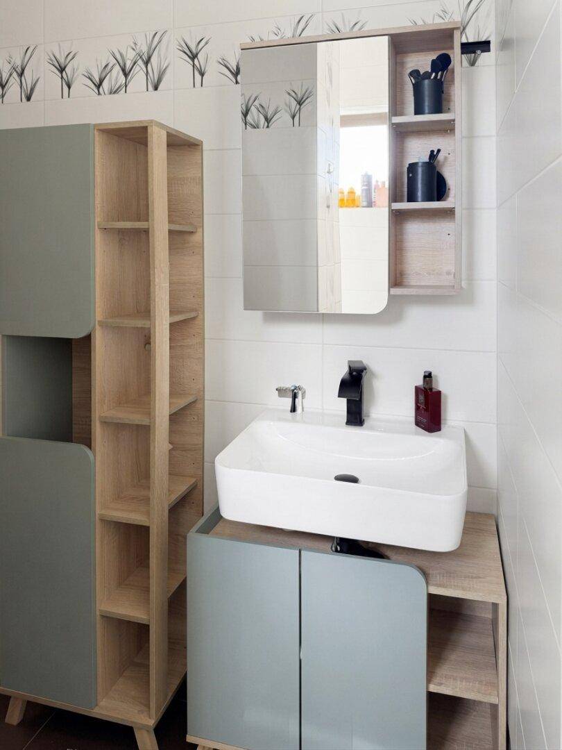 Modernes Badezimmer mit stilvollem Waschbecken, Unterschrank und Spiegelschrank.