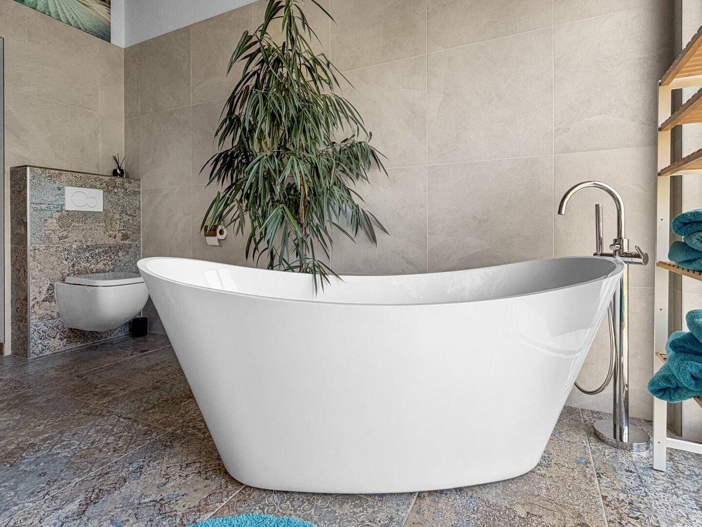 Elegante freistehende Badewanne in einem hellen Badezimmer mit stilvollen Fliesen.