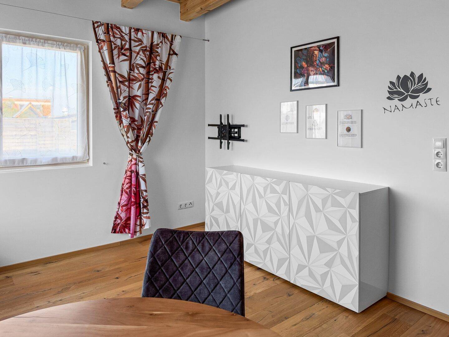 Moderner Wohnbereich mit Holzbalkendecke, Parkettboden und stilvollem Sideboard.