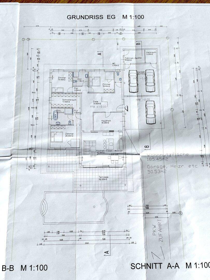 Grundriss des Erdgeschosses mit offenem Wohnbereich, Schlafzimmern, Garage und Außenpool.