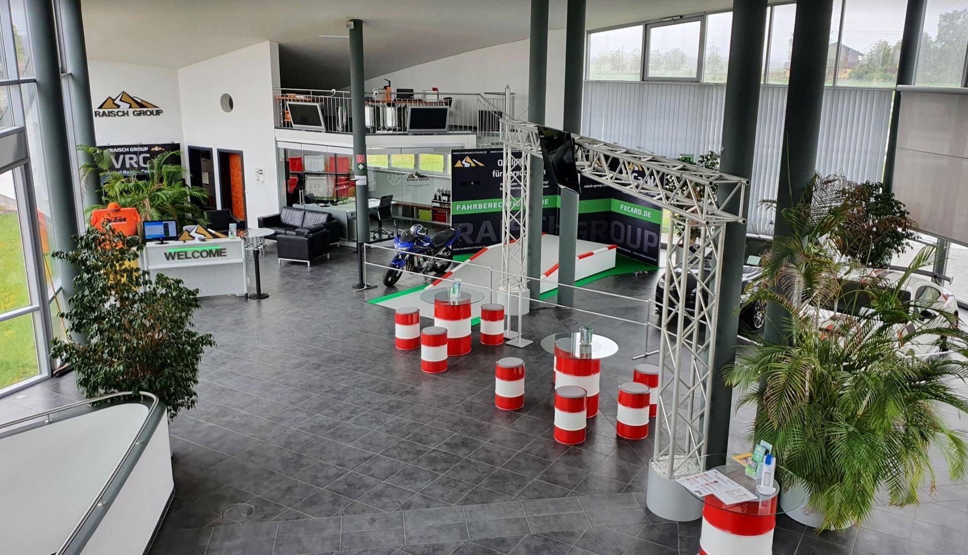 Geräumige und helle Lobby mit hohen Decken, großen Fenstern und modernem Empfangsbereich.