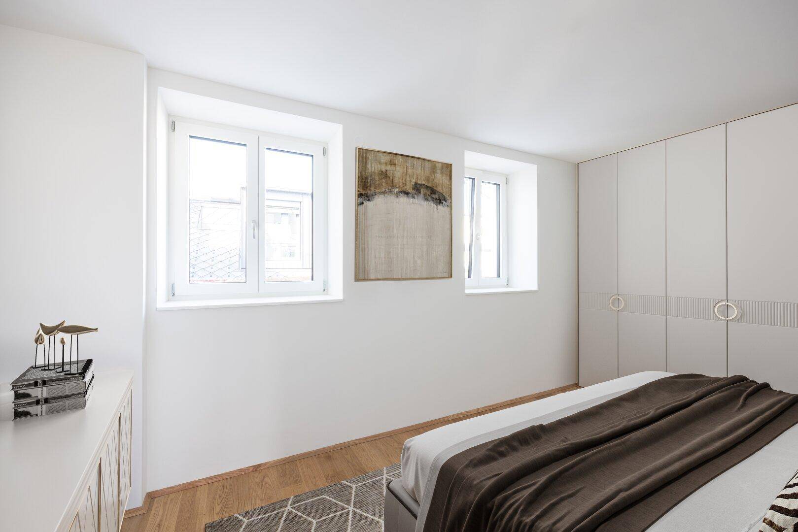 Virtuell inszeniertes Schlafzimmer mit Holzboden, Einbauschrank und zwei Fenstern.