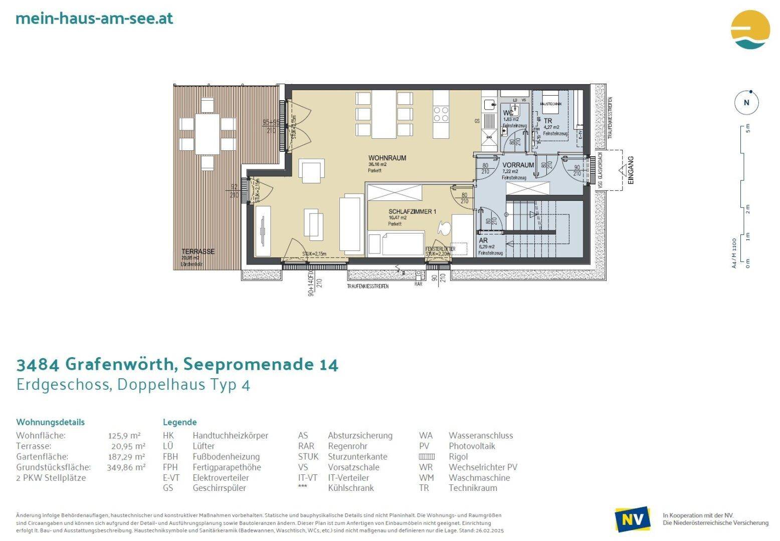 Grundriss des Erdgeschosses mit offenem Wohnbereich, Küche und Terrasse.