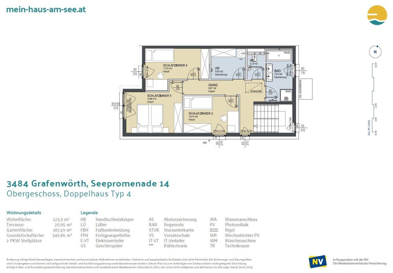 Grundriss des Obergeschosses mit drei Schlafzimmern, zwei Bädern und Balkon.