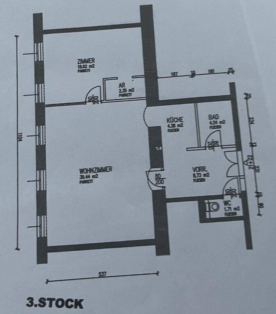 Grundriss des 3. Stocks mit Wohnzimmer, Zimmer, Küche, Bad und WC, inklusive Flächenangaben.