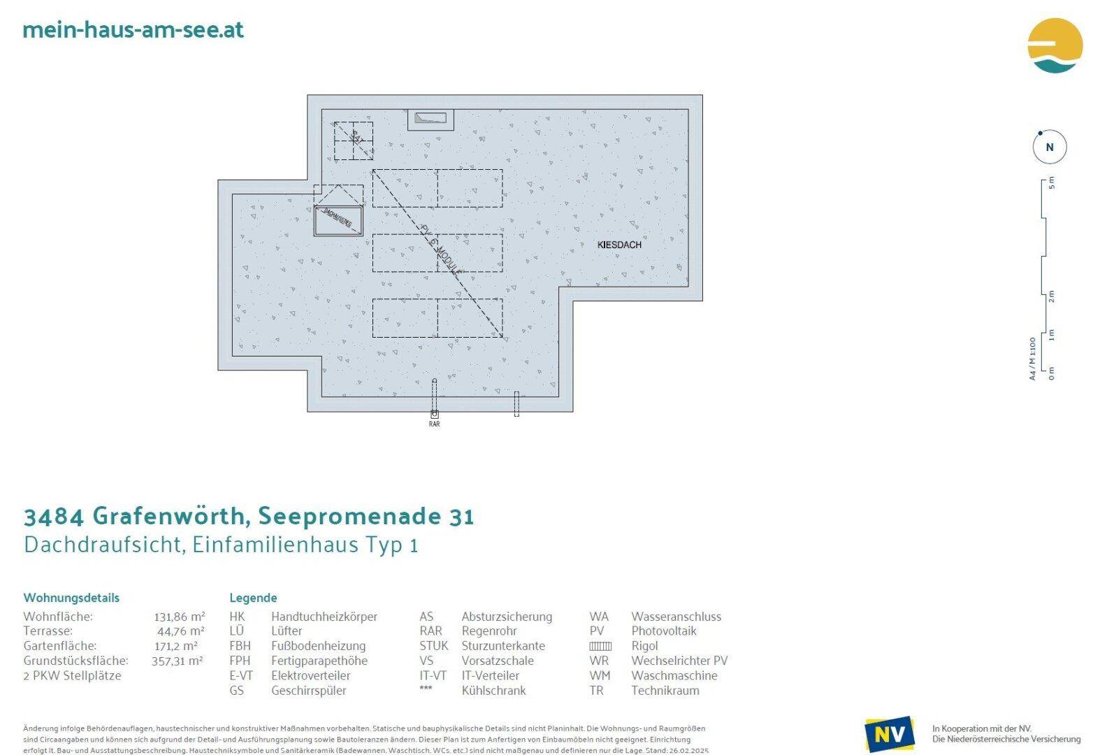 Dachdraufsicht des Einfamilienhauses mit Flachdach und sichtbarer Photovoltaikanlage auf dem Dach.