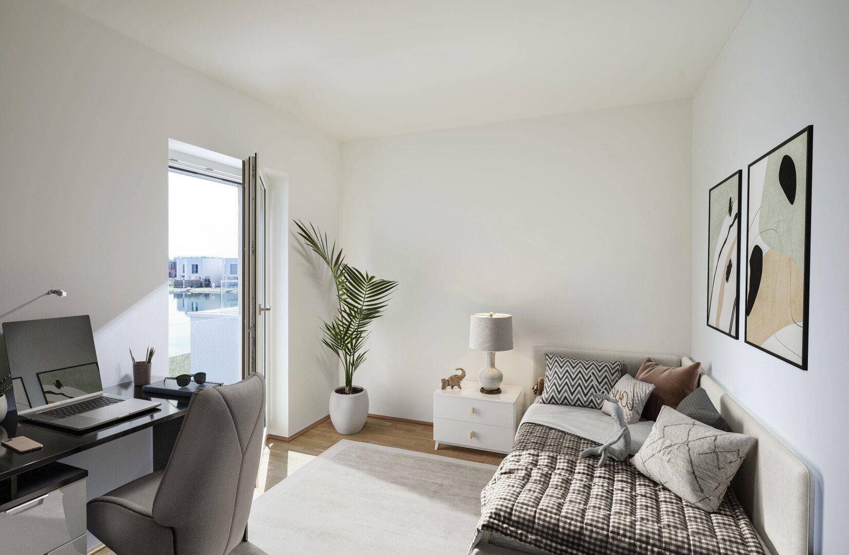 Helles Zimmer mit Schreibtisch, Einzelbett und Zugang zu einem französischen Balkon.